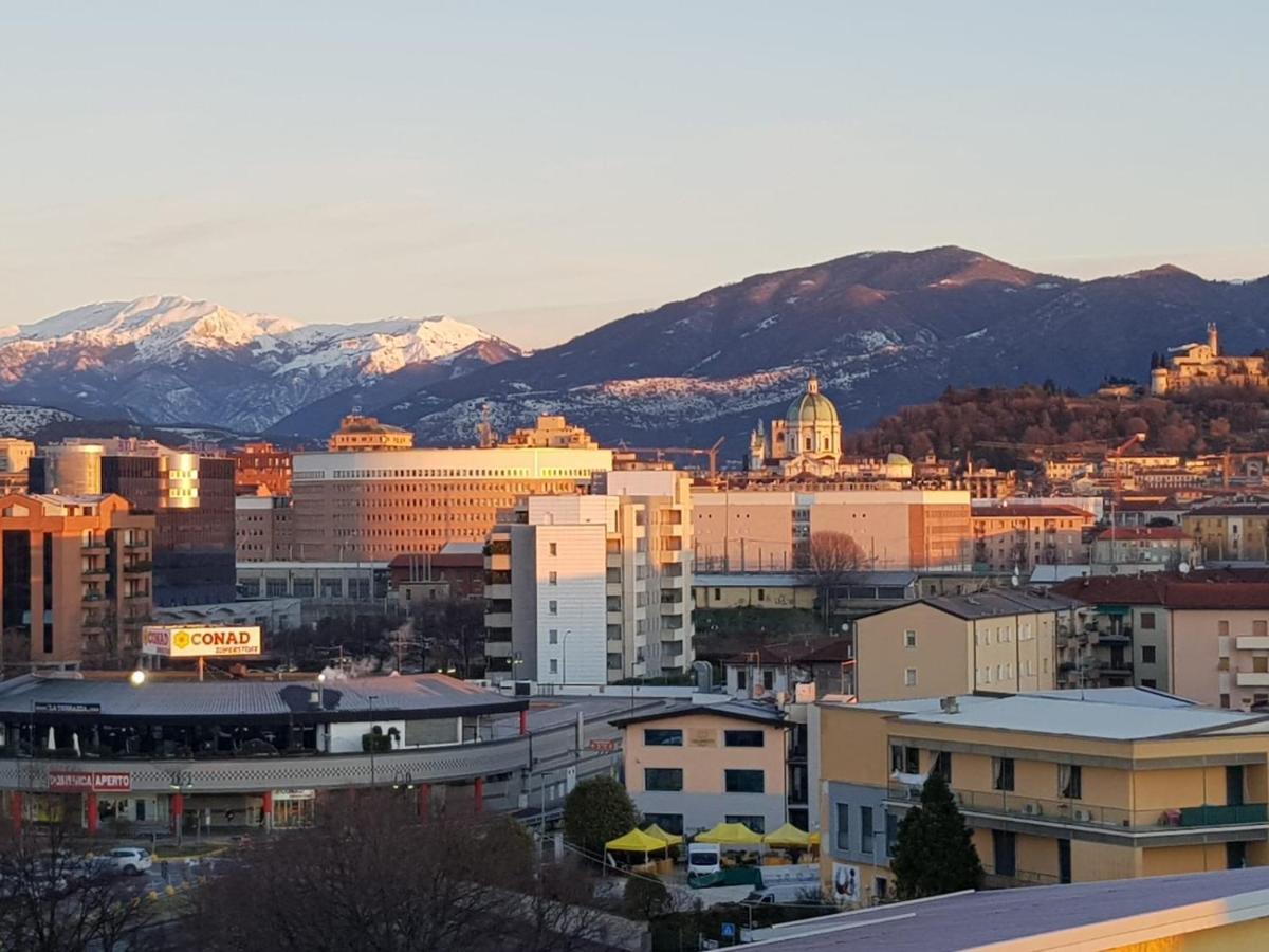 Attico Mansardato Affacciato Sul Cuore Di Brescia Luaran gambar